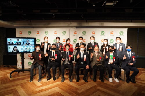 受賞団体の皆様と集合写真