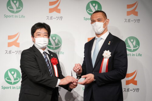 室伏長官より直々に表彰いただきました