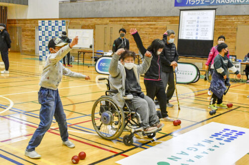 小学生チームと車いすユーザーが対戦している様子