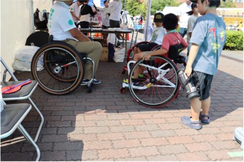 子ども達が競技用車いすに乗車している様子