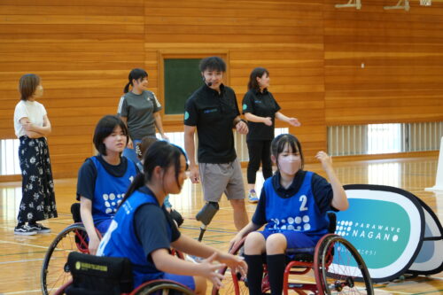 ゲームを見守る新津さん