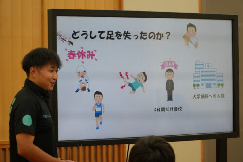 新津さんの講演中の様子